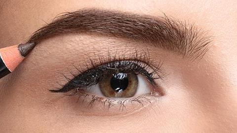 Πώς να βάφετε σωστά τα φρύδια σας για να φαίνονται φυσικά 