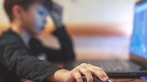 Όλα όσα πρέπει να γνωρίζουμε για το internet ώστε να μην κινδυνεύσουν τα παιδιά μας 