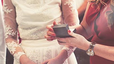 Τι πρέπει να ξέρετε αν γίνετε κουμπάρα για πρώτη φορά