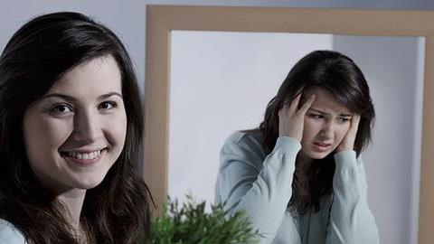 «Xαμογελαστή κατάθλιψη»: Όταν πίσω από ένα χαμόγελο κρύβεται η θλίψη