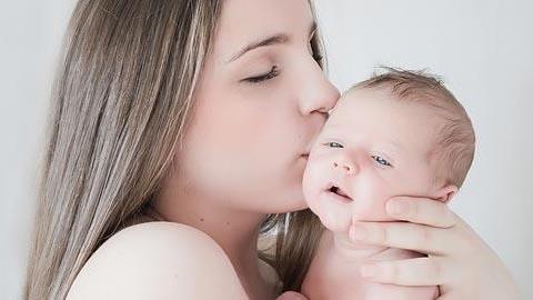 Μέθοδος Καγκουρό: Η αγκαλιά της μαμάς σώζει ζωές