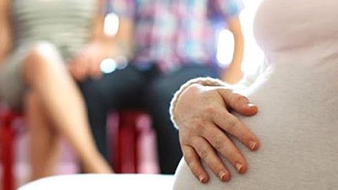 Τι προβλέπεται στην Ελλάδα απ’ τον νόμο για την παρένθετη μητρότητα; Ποια είναι η διαδικασία;