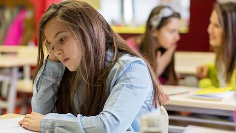 «Δεν με παίζουν στο σχολείο»: Τι να κάνετε όταν το παιδί δεν έχει φίλους