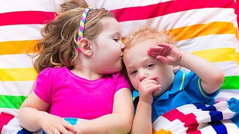 Δύο παιδιά στο ίδιο δωμάτιο: Πώς θα αποφύγετε γκρίνια και καβγάδες