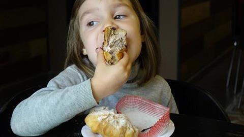 Πώς μπορώ να μιλήσω στην κόρη μου για την διατροφή της χωρίς να το πάρει αλλιώς και να σταματήσει να τρώει;