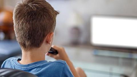 Οι κίνδυνοι των reality για τα παιδιά και ποια πρέπει να είναι η στάση μας ως γονείς