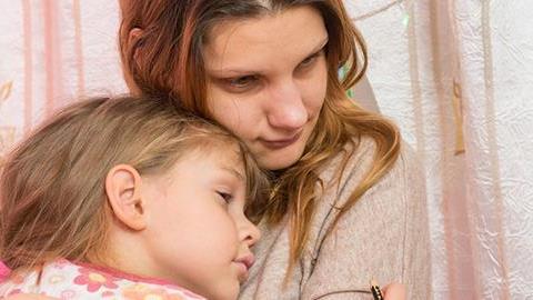 Πώς μπορώ να βοηθήσω την 5χρονη κόρη μου που είναι προσκολλημένη πάνω μου;