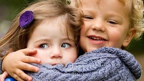 Μεγαλώνοντας γιους VS Μεγαλώνοντας κόρες: Οι πιο σημαντικές διαφορές