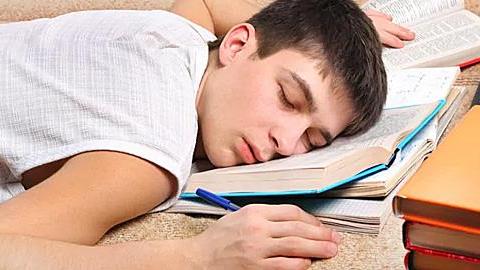 Ο 17 ετών γιος μου δίνει Πανελλήνιες φέτος αλλά δεν διαβάζει και δεν με ακούει.