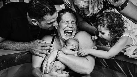 10 βραβευμένες φωτογραφίες τοκετού που συγκλονίζουν