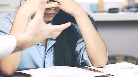 Εργασιακός εκφοβισμός: Οι συμπεριφορές που δεν πρέπει να ανέχεστε στη δουλειά