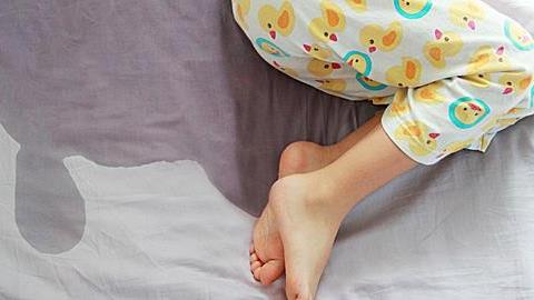 «Είμαι αντίθετος με την γυναίκα μου που θέλει να ξαναβάλει πάνα στον 5χρονο γιο μας»