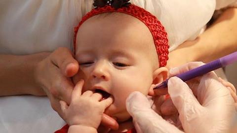 «Γι' αυτό δεν θέλω να τρυπήσω τα αυτιά της κόρης μου»