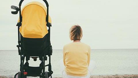 «Γιατί φοβάμαι να κάνω φίλες μου τις άλλες μαμάδες»