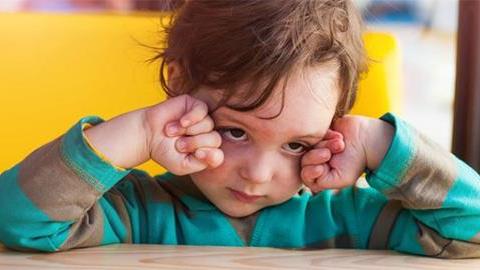 Ο άντρας μου είναι ναυτικός και όταν φεύγει, ο γιος μας με απορρίπτει και δεν συνεργάζεται