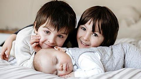 Αδελφική αγάπη: 15  φωτογραφίες που αποδεικνύουν πόσο πολύτιμη είναι!