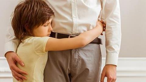 Ο γιος μου είπε ότι θέλει να μείνει με τον πατέρα του αφού χωρίσουμε και νιώθω πληγωμένη. Να σεβαστώ την απόφασή του;