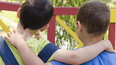 Ο 11 ετών γιος μου έχει γίνει υπερπροστατευτικός με έναν φίλο του. Είναι φυσιολογικό;