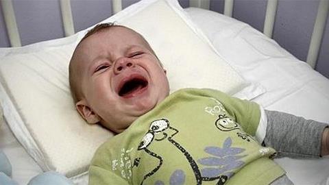 «O 6 μηνών γιος μου ξυπνάει κάθε 2 ώρες και θέλει αγκαλιά. Μου λένε ότι τον κακόμαθα...»