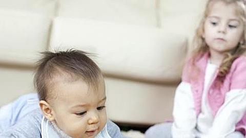 Η μεγάλη μου κόρη ζηλεύει πολύ τη μικρή και είναι αντιδραστική. Πώς να τη χειριστούμε;