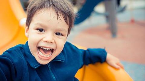 16 υπερσύγχρονες παιδικές χαρές παραδίδονται στα παιδιά της Αθήνας