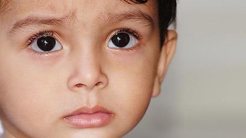 Oι φράσεις που λέμε ασυνείδητα και πληγώνουν τα παιδιά 