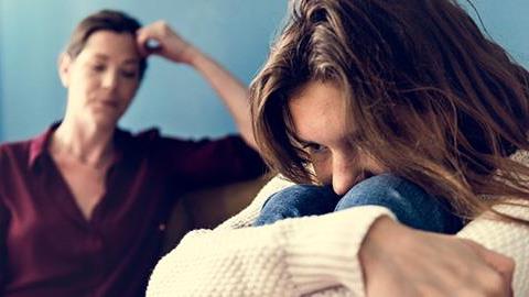 Η έφηβη κόρη μου είναι μονίμως επιθετική απέναντί μας. Είμαστε δίπλα της αλλά πλέον έχουμε κουραστεί…