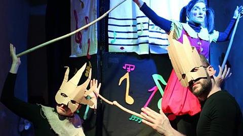 «Υπόθεση Ντορεμί»: Συνέντευξη με την δημιουργό και σκηνοθέτη της παράστασης Κατερίνα Μπάστα