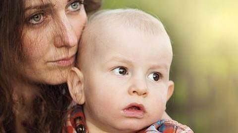 Το σκληρό πρόσωπο της κατάθλιψης των μαμάδων που δεν δουλεύουν 