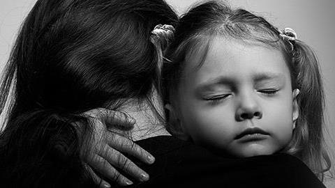 «Μαμά φοβάμαι ότι θα μας συμβεί κάτι κακό»: Πώς αντιμετώπισα τη μεγαλύτερη φοβία της κόρης μου 