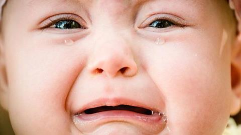 Πώς εξηγείται το ότι η 17 μηνών κόρη μου συγκινείται με συγκεκριμένα τραγούδια;