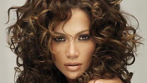 7 εύκολα χτενίσματα αποκλειστικά για σγουρομάλλες  