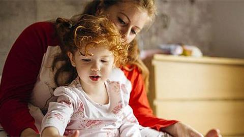 Πόσο δύσκολο είναι να μεγαλώσει μία γυναίκα μόνη της 1 παιδί; 