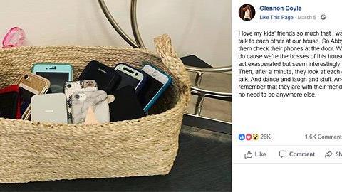 «Γιατί ζητάω από τους φίλους των παιδιών μου να αφήνουν τα κινητά στην είσοδο όταν έρχονται σπίτι»