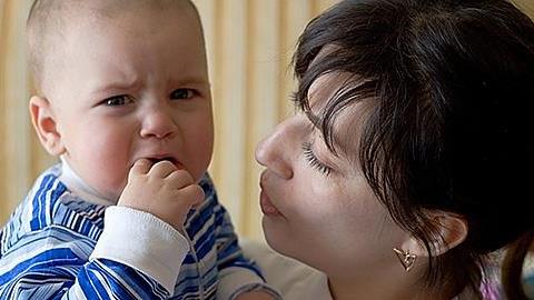 Το 22 μηνών μωρό μου δείχνει να φοβάται τον κόσμο. Να ανησυχώ;