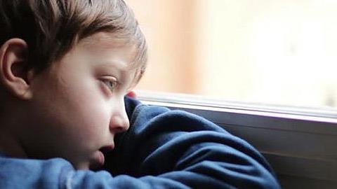 «Μήπως το παιδί μου δεν είναι ευτυχισμένο;»: Τα σημάδια που δείχνουν πως κάτι του συμβαίνει