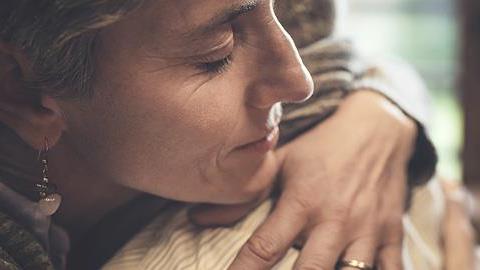 «Ό,τι χρειαστείς, είμαι εδώ»: 5 πράγματα που χρειάζεται κάποιος που πενθεί