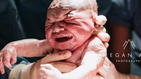 Μαμά φωτογραφίζει τη γέννηση του γιου της την ώρα που τον φέρνει στον κόσμο