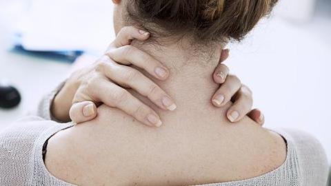 7 απλές ασκήσεις που πρέπει να κάνετε αν κάθεστε όλη μέρα στη δουλειά