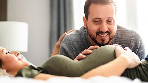 «Είμαι ευτυχισμένη που θα γίνουμε γονείς για πρώτη φορά αλλά ο άντρας μου έχει αγχωθεί πολύ»