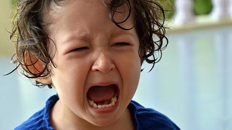 Πώς η τακτική του φόβου καταστρέφει τη σχέση μας με τα παιδιά 