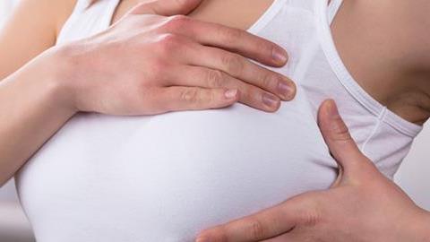 Πού μπορεί να οφείλονται οι πόνοι και το πρήξιμο στο στήθος ενώ έχω μπει στην εμμηνόπαυση;