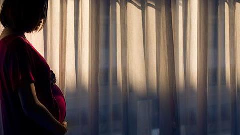 Ο άντρας μου θέλει να γυρίσουμε πίσω στην Ελλάδα μόλις γεννηθεί το παιδί μας. Δεν θέλω καθόλου. Πώς να το διαχειριστώ;