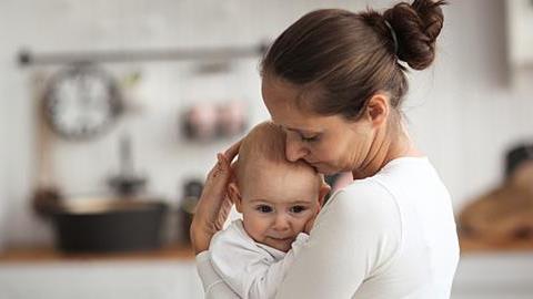 «Τα πας μια χαρά»: Το βίντεο που πρέπει να δει κάθε μαμά που πιστεύει ότι τα κάνει όλα λάθος 