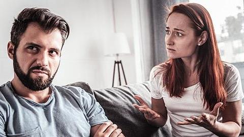 Ο σύντροφός μου θέλει να με απομακρύνει από τους γονείς μου. Τι να κάνω;