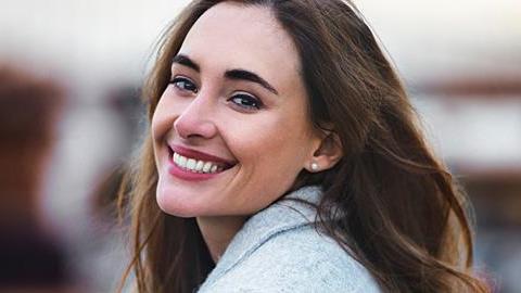 5 χαρακτηριστικά των γοητευτικών γυναικών που δεν έχουν καμία σχέση με την εμφάνιση