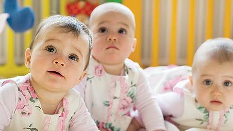 «Από μαμά ενός παιδιού, έγινα μαμά τεσσάρων παιδιών»: Η εμπειρία μιας μητέρας που γέννησε τρίδυμα