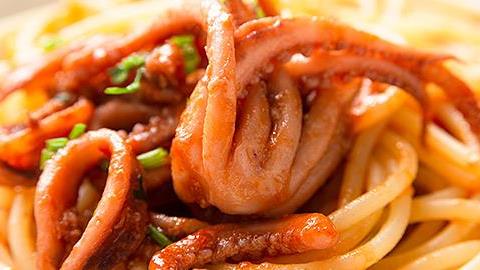 Πώς να φτιάξετε πεντανόστιμες σουπιές με κόκκινη σάλτσα