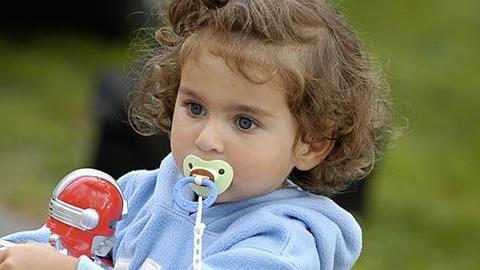  «Πώς ξεφορτωθήκαμε την πιπίλα»: 3 μαμάδες μοιράζονται το κόλπο τους 