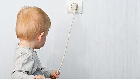 10 κίνδυνοι στο σπίτι και πώς να προφυλάξετε το παιδί
